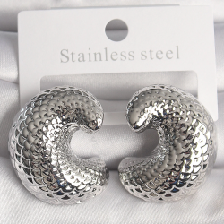 Mey İthalat® Pirinç Gümüş Renk Yılan Sırtı İşlemeli Yarım Halka Model Kadın Küpe