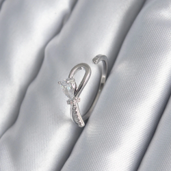 Mey İthalat® Pirinç Gümüş Renk Zirkon Taş Detay Kurdele Model Kadın Yüzük