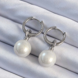 Mey İthalat® Pirinç Gümüş Renk Zirkon Taş Kaplama İnci Tasarımlı Kadın Küpe