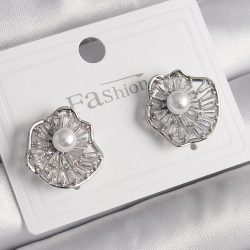 Mey İthalat® Pirinç Gümüş Renk Zirkon Taşlı Çiçek Model İnci Detay Kadın Küpe