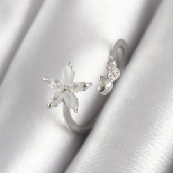 Mey İthalat® Pirinç Gümüş Renk Zirkon Taşlı Çiçek Model Kalp Detay Kadın Yüzük