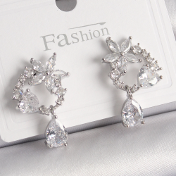 Mey İthalat® Pirinç Gümüş Renk Zirkon Taşlı Çiçek Model Sallantı Damla Detay Kadın Küpe