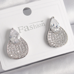 Mey İthalat® Pirinç Gümüş Renk Zirkon Taşlı Damla Model Kadın Küpe