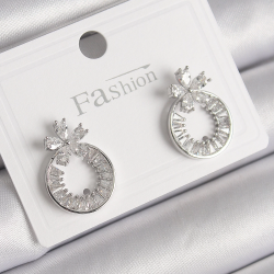 Mey İthalat® Pirinç Gümüş Renk Zirkon Taşlı Halka Model Çiçek Figür Kadın Küpe