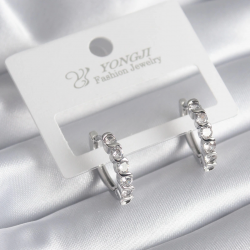 Mey İthalat® Pirinç Gümüş Renk Zirkon Taşlı Halka Model Kadın Küpe