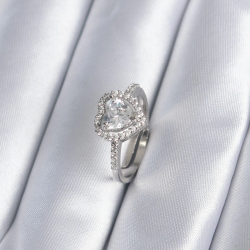 Mey İthalat® Pirinç Gümüş Renk Zirkon Taşlı Kalp Charm Model Kadın Yüzük