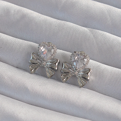 Mey İthalat® Pirinç Gümüş Renk Zirkon Taşlı Kalp Model Fiyonk Küpe