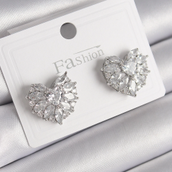 Mey İthalat® Pirinç Gümüş Renk Zirkon Taşlı Kalp Model Kadın Küpe