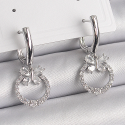 Mey İthalat® Pirinç Gümüş Renk Zirkon Taşlı Kelebek Figür Sallantı Detay Kadın Küpe