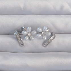 Mey İthalat® Pirinç Gümüş Renk Zirkon Taşlı Kıvrımlı İnci Çiçek Küpe