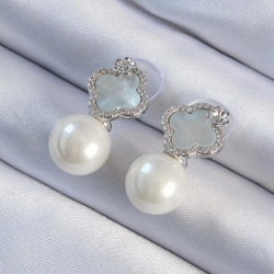 Mey İthalat® Pirinç Gümüş Renk Zirkon Taşlı Minimal Çiçek Tasarımlı Kadın Küpe