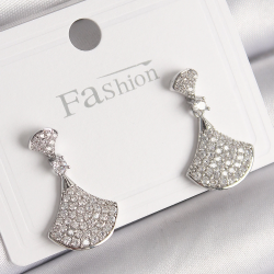 Mey İthalat® Pirinç Gümüş Renk Zirkon Taşlı Motif Model Kadın Küpe