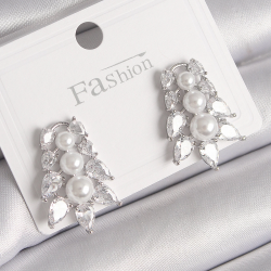 Mey İthalat® Pirinç Gümüş Renk Zirkon Taşlı Yaprak Model İnci Detay Kadın Küpe