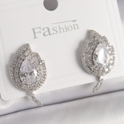 Mey İthalat® Pirinç Gümüş Renk Zirkon Taşlı Yaprak Model Kadın Küpe