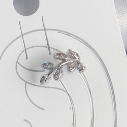 Mey İthalat® Pirinç Gümüş Renk Zirkon Taşlı Yaprak Model Kıkırdak Kadın Küpe