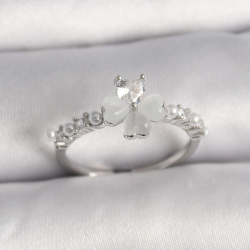 Mey İthalat® Pirinç Gümüş Renk Zirkon Taşlı Yonca Model İnci Detay Ayarlanabilir Yüzük