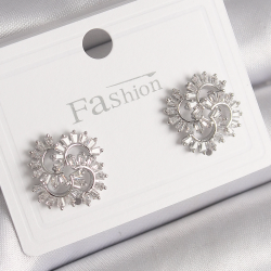 Mey İthalat® Pirinç Gümüş Renk Zirkon Taşlı Yonca Model Kadın Küpe