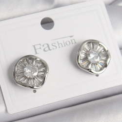 Mey İthalat® Pirinç Gümüş Renk Zirkon Taşlı Yonca Model Kadın Küpe