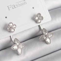 Mey İthalat® Pirinç Gümüş Renk Zirkon Taşlı Yonca Model Kadın Küpe