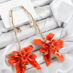 Mey İthalat® Pirinç Sallantılı Turuncu Çiçek Model Gold Renk Kadın Küpe