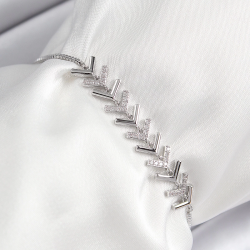 Mey İthalat® Pirinç Zirkon Taşlı Sıralı Ok Model Gümüş Renk Asansörlü Kadın Bileklik