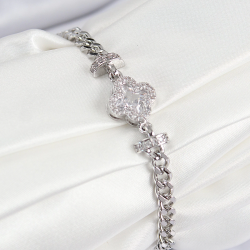 Mey İthalat® Pirinç Zirkon Taşlı Yonca Model Gümüş Renk Kadın Bileklik