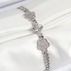 Mey İthalat® Pirinç Zirkon Taşlı Yonca Model Gümüş Renk Kadın Bileklik