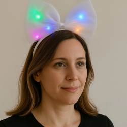 Mey İthalat® Rengarenk Led Işıklı Fiyonk Şekilli Tül Parti Tacı Beyaz Renk 25x25 cm