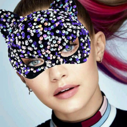 Mey İthalat® Siyah Kadife Kumaş Üzerine Mor Beyaz Payetli Pullu Parti Maskesi 16x14 cm