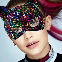 Mey İthalat® Siyah Kadife Kumaş Üzerine Rengarenk Payetli Pullu Parti Maskesi 16x14 cm