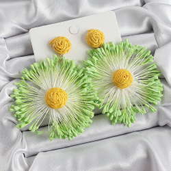 Mey İthalat® Yeşil Püsküllü Papatya Figürlü Hasır Örgü Model Gold Renk Kadın Küpe