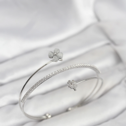 Mey İthalat® Yonca Çiçek Model Pirinç Gümüş Renk Kadın Bileklik