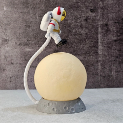 Mey İthalat®  3D Ay Üzerinde Astronot LED Gece ası – Dokunmatik 10 Renk Değiştiren Dekoratif Çocuk Odası Masaüstü Ay ası