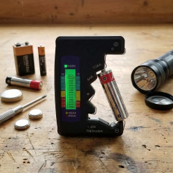 Mey İthalat®  Evrensel Dijital Pil Test Cihazı – AA, AAA, C, D, N, 9V ve Düğme Pil Uyumlu Mini Pil Kapasite & Seviye Ölçer