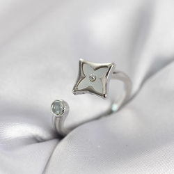 Mey İthalat® Gümüş Renk Köşeli Yonca Model Zirkon Taşlı Kadın Yüzük