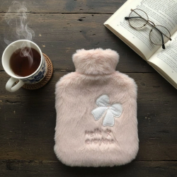 Mey İthalat® Hello Everyone Yazılı Kurdeleli Pembe Peluş Sıcak Su Torbası 1 Lt – Yumuşak Kılıf, Uzun Süre Sıcak Tutan Termal Su Torbası