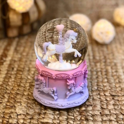 Mey İthalat® Pilli Işıklı Müzikli Kar Küresi–At Figürlü Eğlenceli Masaüstü Biblo, LED Aydınlatmalı Dekoratif Hediyelik Kar Küresi