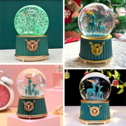 Mey İthalat® Pilli Işıklı Müzikli Kar Küresi–İki Geyikli Yeşil Figürlü Eğlenceli Masaüstü Biblo, LED Aydınlatmalı Dekoratif Hediyelik Kar Küresi