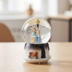 Mey İthalat® Pilli Işıklı Müzikli Kar Küresi–Kış Masalı Bankta Sevgili Figürlü Eğlenceli Masaüstü Biblo, LED Aydınlatmalı Dekoratif Hediyelik Kar Küresi