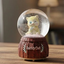 Mey İthalat® Pilli Işıklı Müzikli Kar Küresi–Şanslı Kedi Figürlü Eğlenceli Masaüstü Biblo, LED Aydınlatmalı Dekoratif Hediyelik Kar Küresi