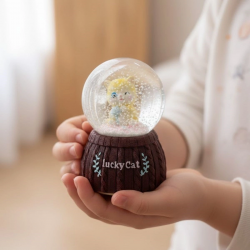 Mey İthalat® Pilli Işıklı Müzikli Kar Küresi–Şanslı Kedi Figürlü Eğlenceli Masaüstü Biblo, LED Aydınlatmalı Dekoratif Hediyelik Kar Küresi