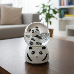 Mey İthalat® Pilli Işıklı Müzikli Kar Küresi–Sevimli Panda Figürlü Eğlenceli Masaüstü Biblo, LED Aydınlatmalı Dekoratif Hediyelik Kar Küresi