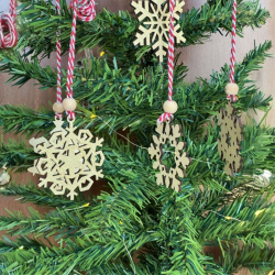 Mey İthalat®  Pilli Peri Ledli 6 Parça Kırmızı Beyaz İpli Kar Tanesi Model Ahşap Yılbaşı Ağaç Süsü