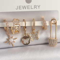Mey İthalat® Pirinç Gold Renk Zirkon Sallantı Zirkon Taşlı İnci Detay Kelebek Figür Kadın Küpe Seti