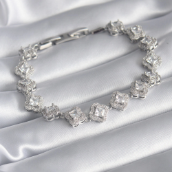 Mey İthalat® Pirinç Gümüş Renk Zirkon Taşlı Yonca Model VIP Seri Kadın Bileklik